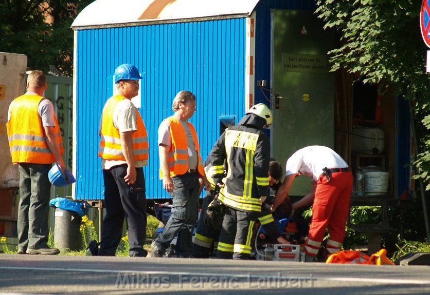 Kleinbagger umgestuerzt Koeln Porz Gremberghoven  P005.JPG